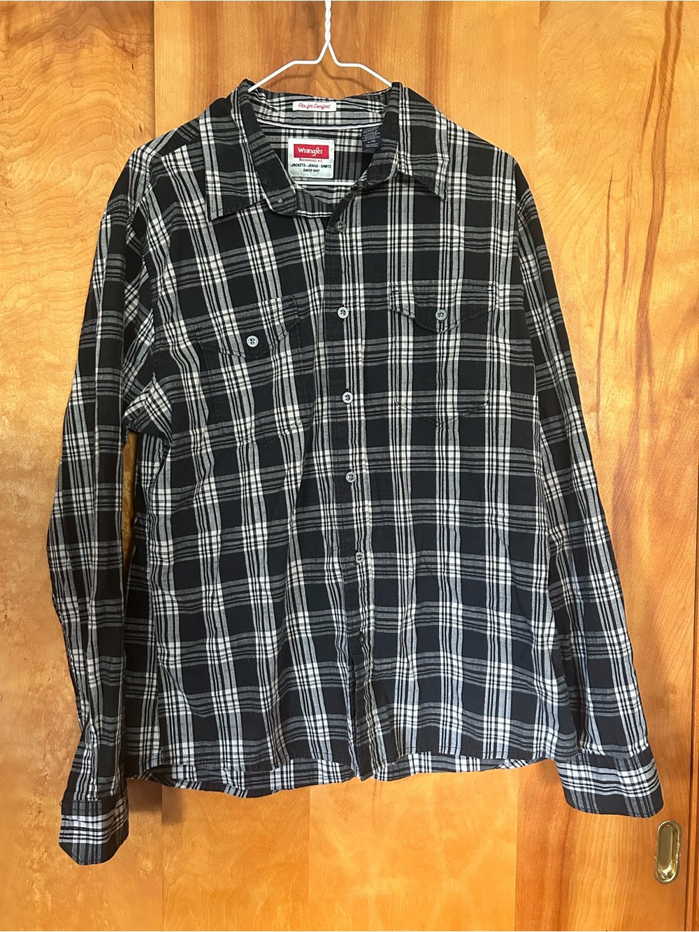 Wrangler Black and White Plaid Casual Button-Down Shirt